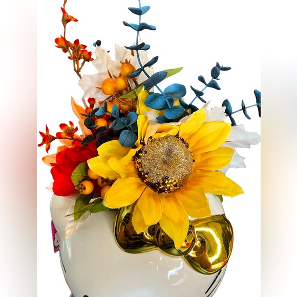 Hello Kitty Clearance Price is firm! Silk Floral Centerpiece Ceramic Planter - Picture 3 of 12